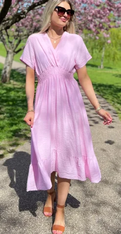 Nadia kjole med elastik i taljen og slå-om effekt rosa LikeLondon