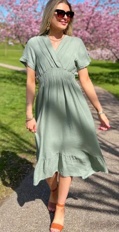 Nadia kjole med elastik i taljen og slå-om effekt khaki LikeLondon