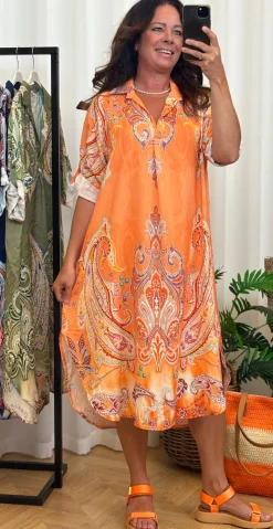 Nataline kjole med krave og paisley orange LikeLondon
