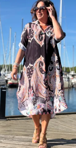Nataline kjole med krave og paisley sort LikeLondon