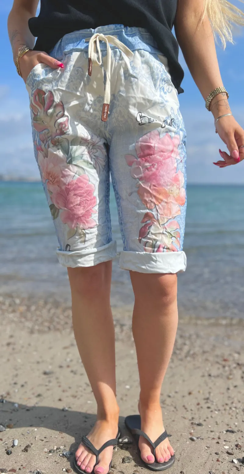 Nora shorts med blomsterprint og "bonjour" denim LikeLondon