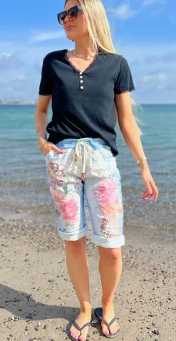 Nora shorts med blomsterprint og "bonjour" denim LikeLondon