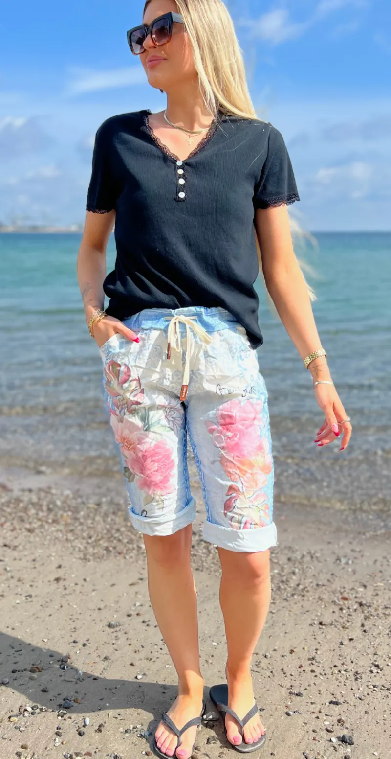 Nora shorts med blomsterprint og "bonjour" denim LikeLondon