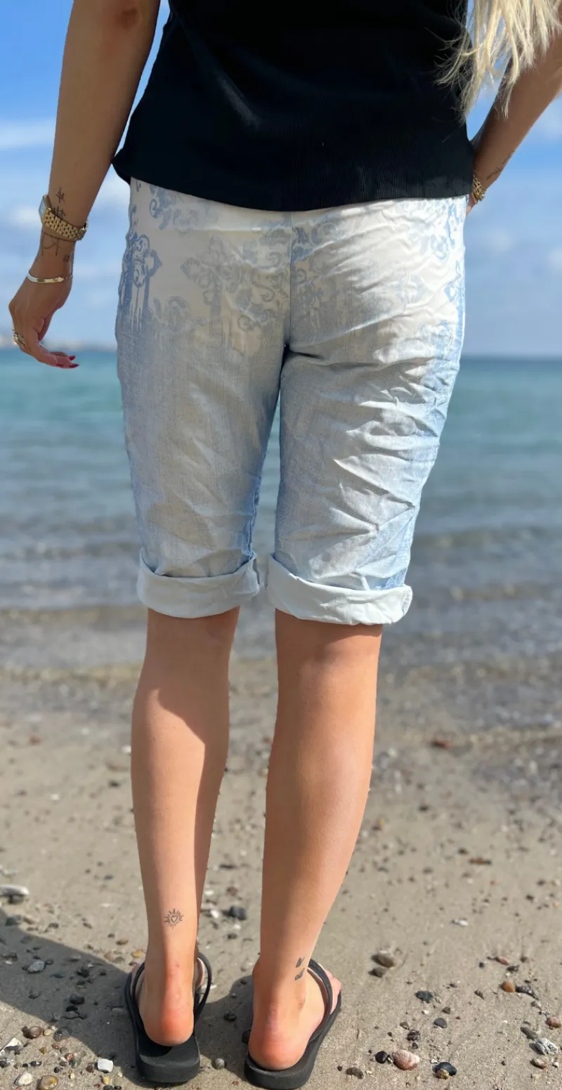 Nora shorts med blomsterprint og "bonjour" denim LikeLondon