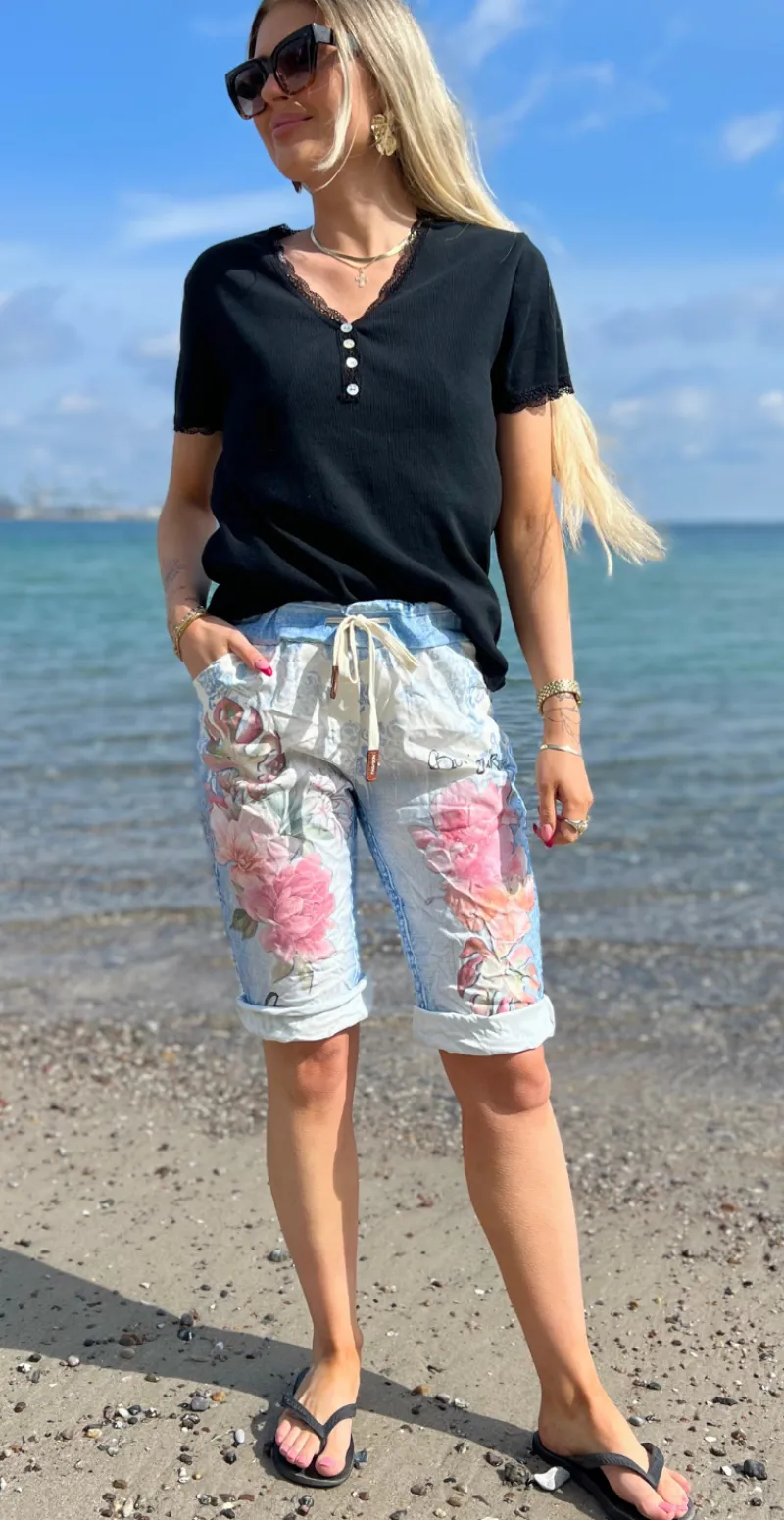 Nora shorts med blomsterprint og "bonjour" denim LikeLondon
