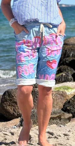 Nora shorts med skrift, hjerter og stjerner denim LikeLondon