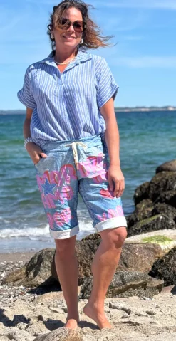 Nora shorts med skrift, hjerter og stjerner denim LikeLondon
