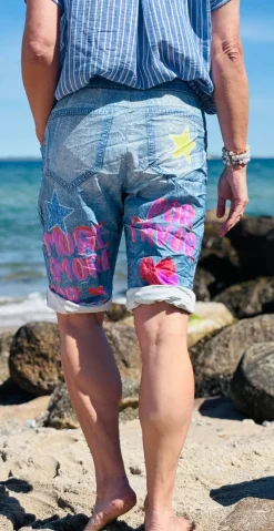 Nora shorts med skrift, hjerter og stjerner denim LikeLondon