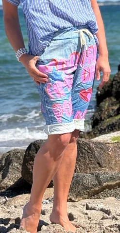 Nora shorts med skrift, hjerter og stjerner denim LikeLondon