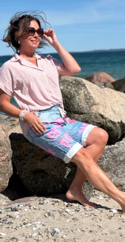 Nora shorts med skrift, hjerter og stjerner denim LikeLondon