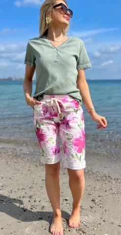 Nora shorts med snørre og blomsterprint fuxia LikeLondon