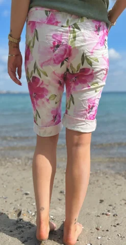 Nora shorts med snørre og blomsterprint fuxia LikeLondon