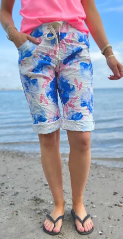 Nora shorts med snørre og blomsterprint royal blue LikeLondon