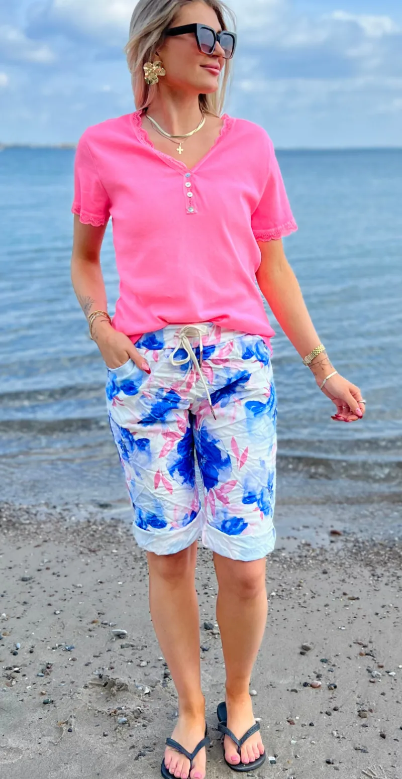 Nora shorts med snørre og blomsterprint royal blue LikeLondon