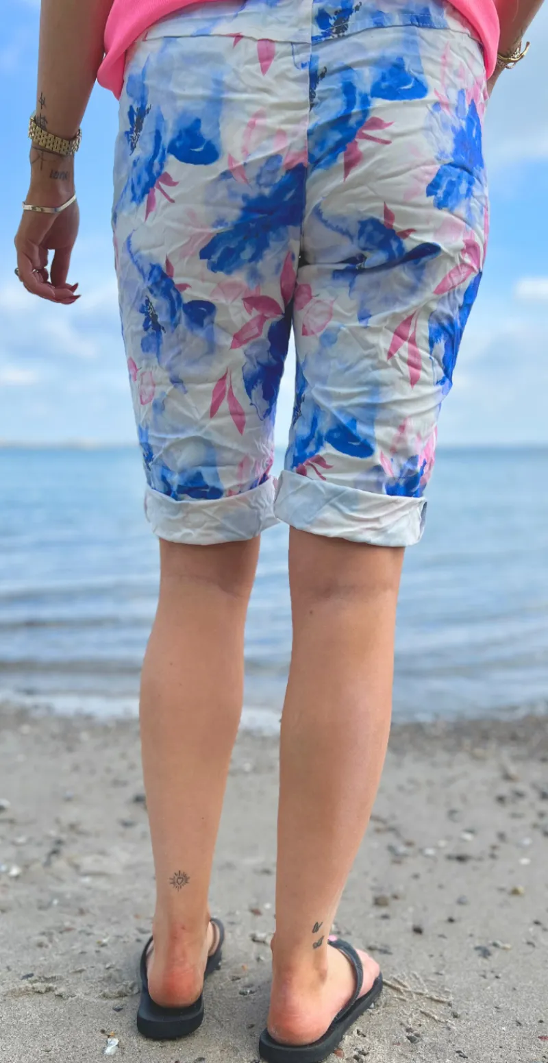 Nora shorts med snørre og blomsterprint royal blue LikeLondon