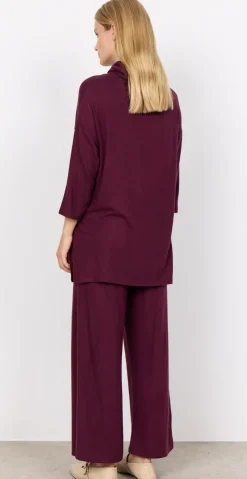 Olivia bluse med høj hals og trekvart ærmer blomme