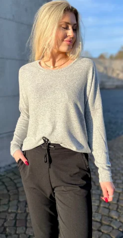 Olivia strikbluse med rund hals lysgrå