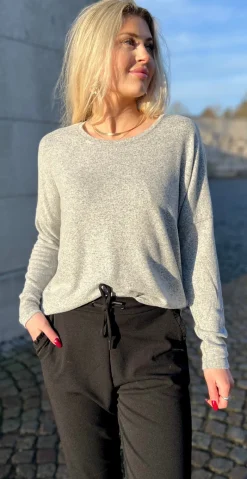 Olivia strikbluse med rund hals lysgrå