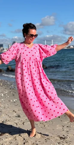 Pauline kjole med striber og hjerter pink LikeLondon
