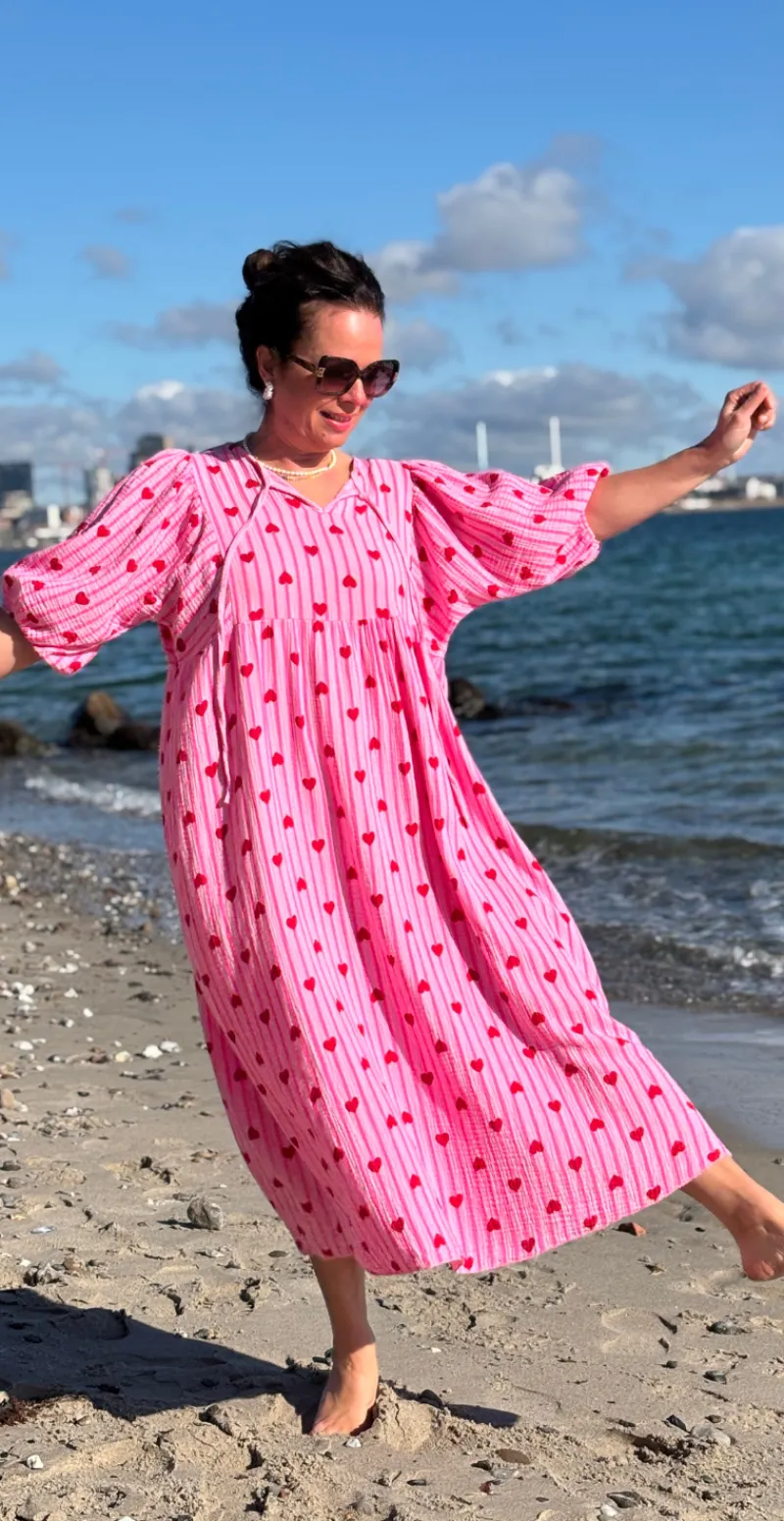 Pauline kjole med striber og hjerter pink LikeLondon