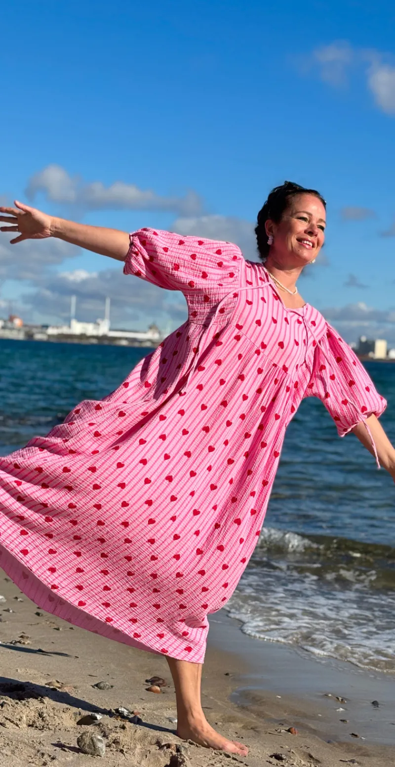 Pauline kjole med striber og hjerter pink LikeLondon