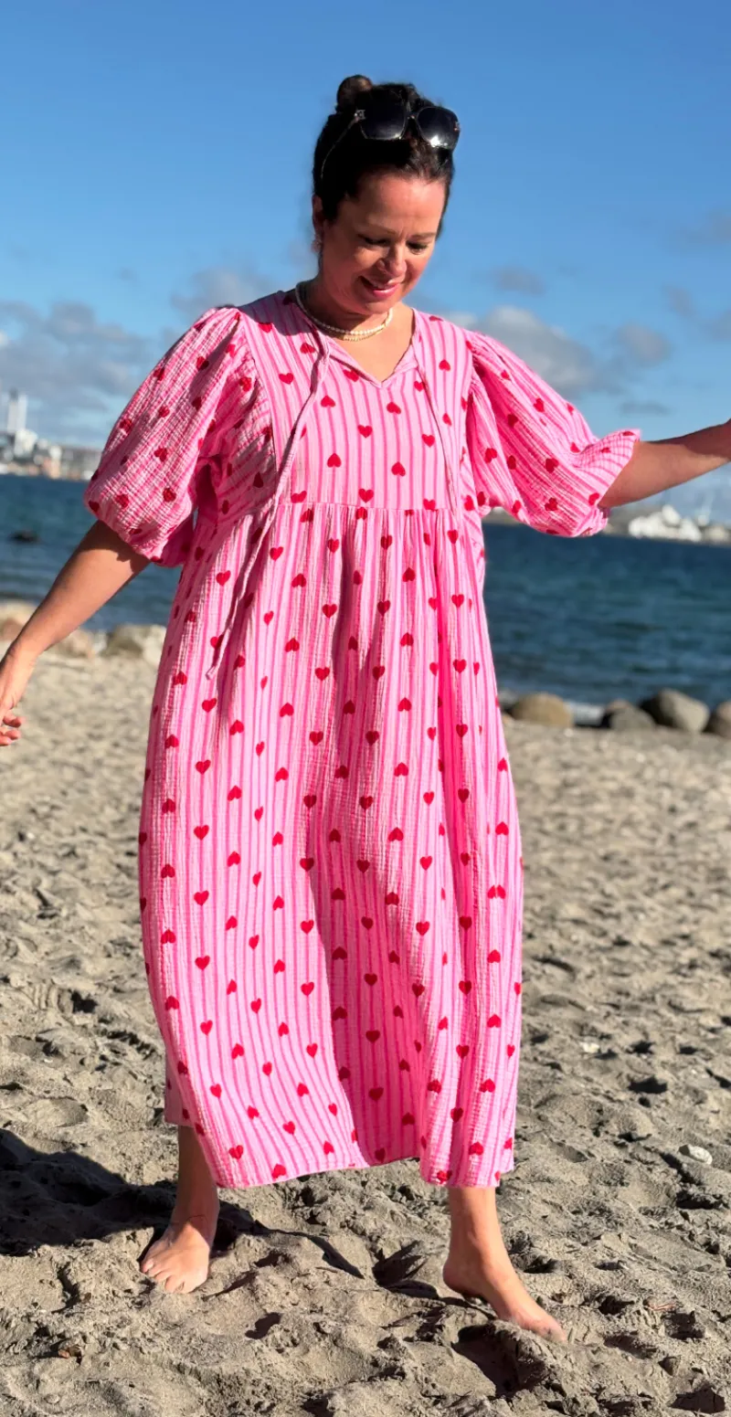 Pauline kjole med striber og hjerter pink LikeLondon
