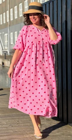 Pauline kjole med striber og hjerter pink LikeLondon
