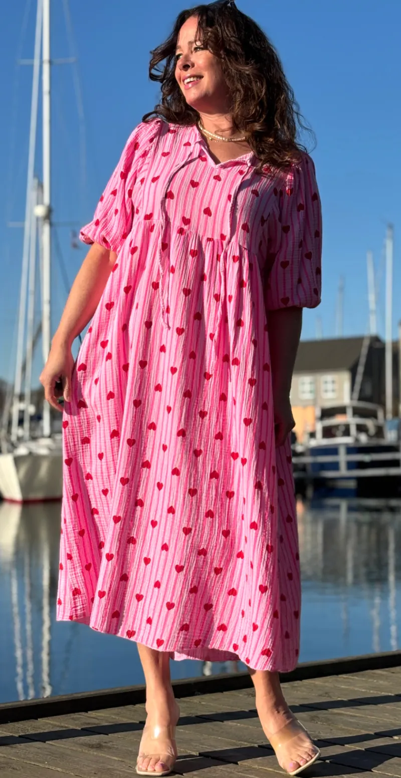 Pauline kjole med striber og hjerter pink LikeLondon