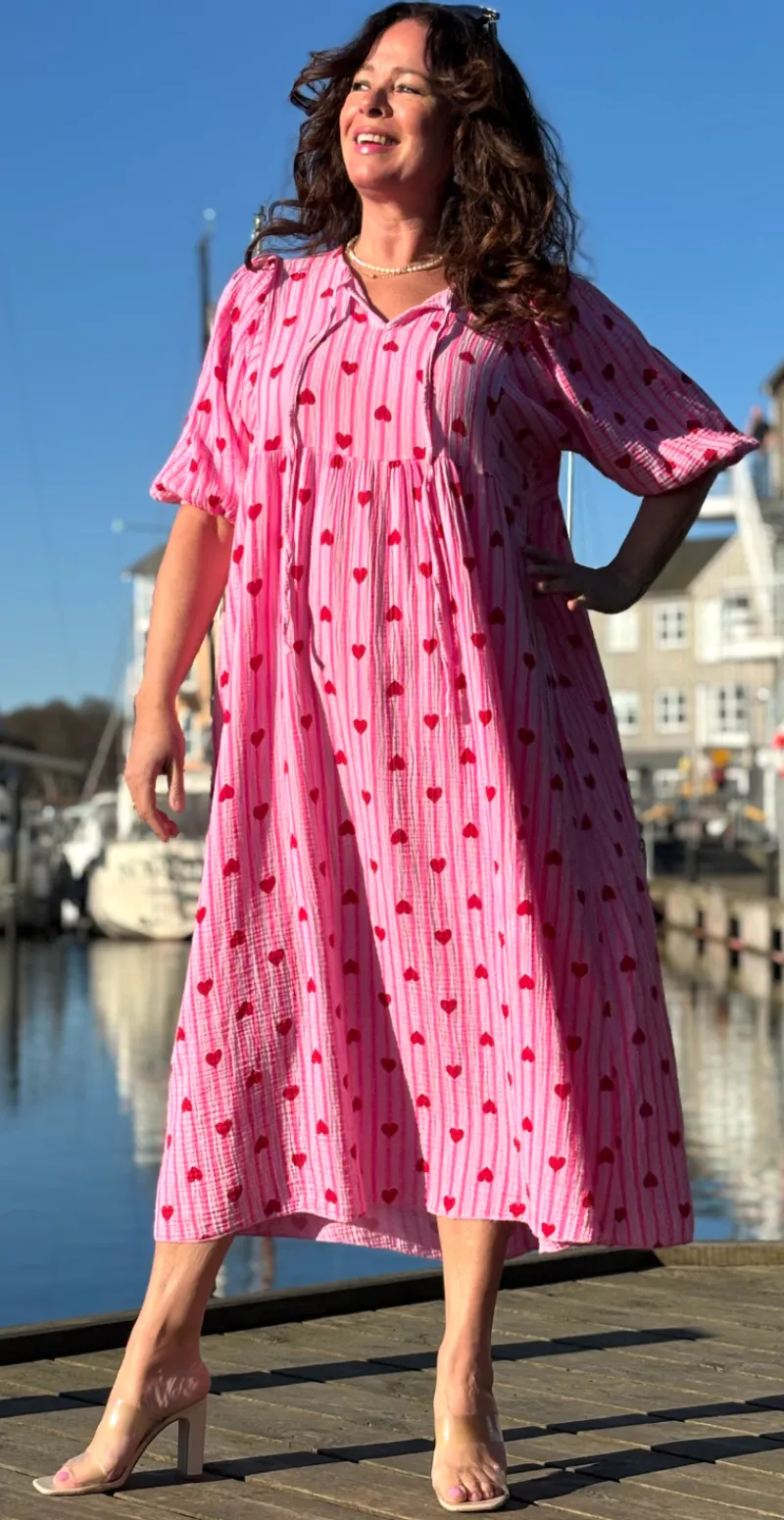 Pauline kjole med striber og hjerter pink LikeLondon