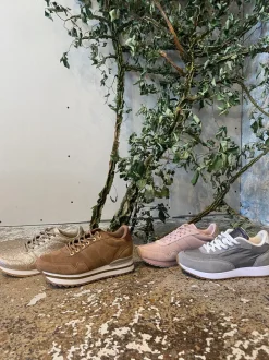 Plateau sneakers i ruskind latte