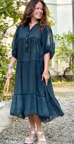 Rae kjole med knapper, peplum og flæsedetaljer sort LikeLondon