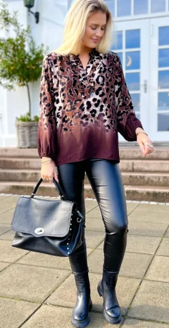 Rasmine bluse med leoprint og flæsestolpe brun LikeLondon