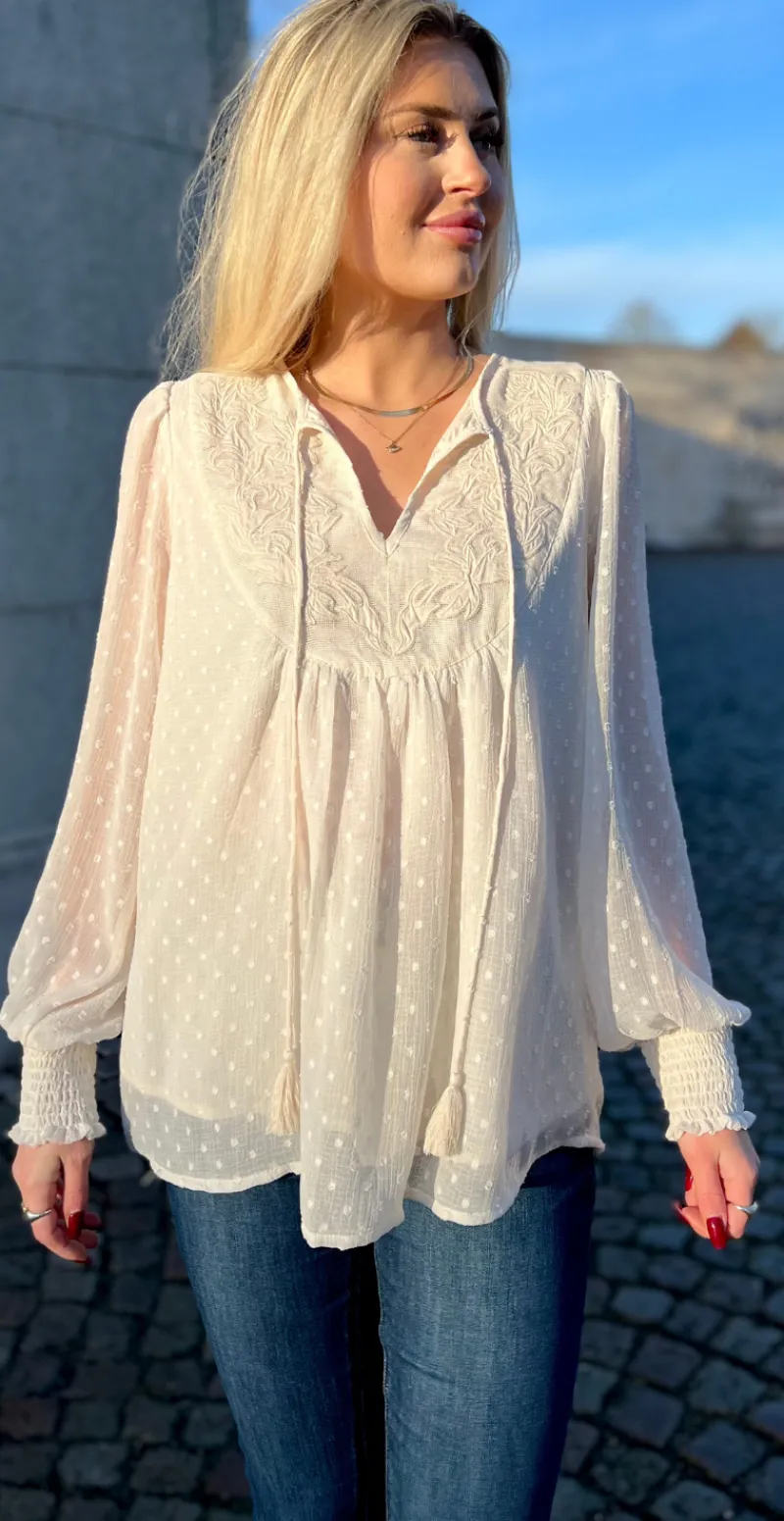 Reva bluse med flotte detaljer moonbeam
