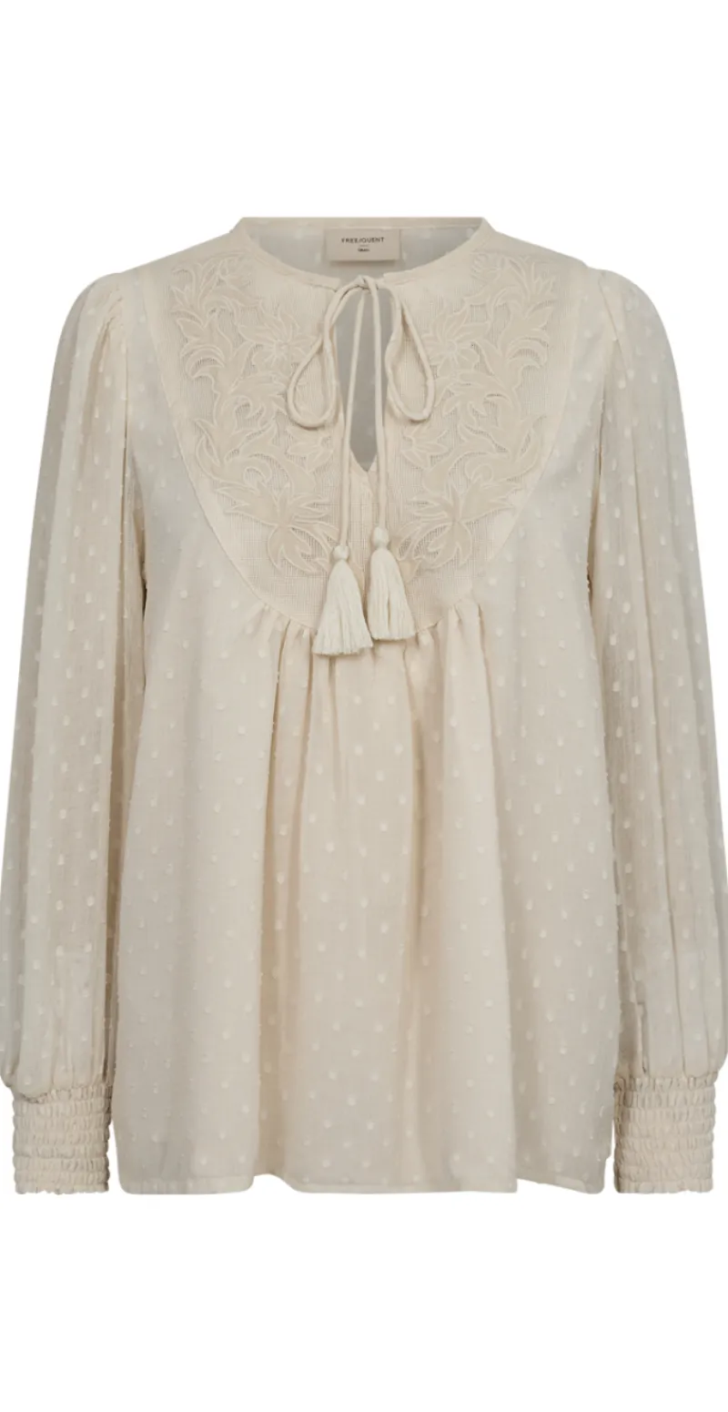 Reva bluse med flotte detaljer moonbeam