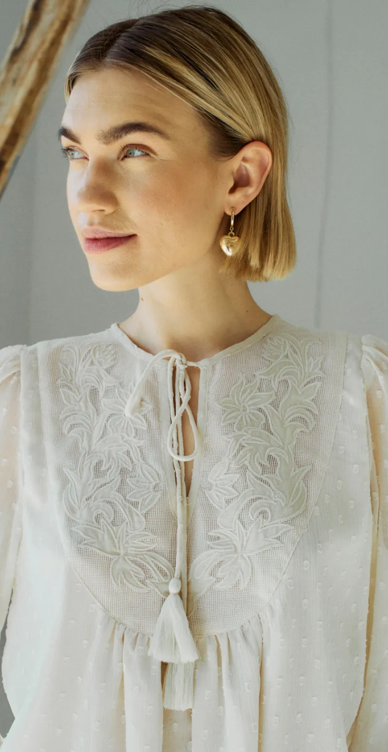 Reva bluse med flotte detaljer moonbeam