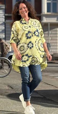 Ruby tunika med tie dye mønster gul LikeLondon