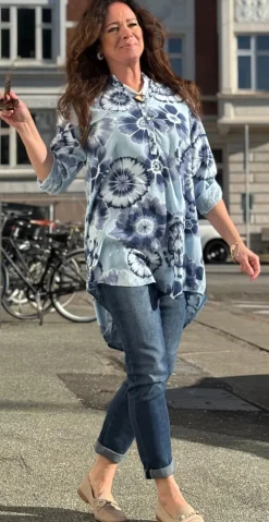 Ruby tunika med tie dye mønster lysblå LikeLondon