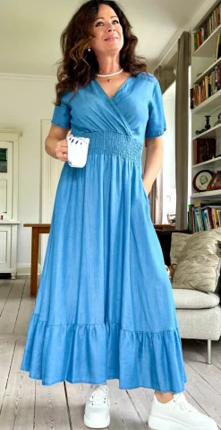 Sabi denimkjole med smock LikeLondon