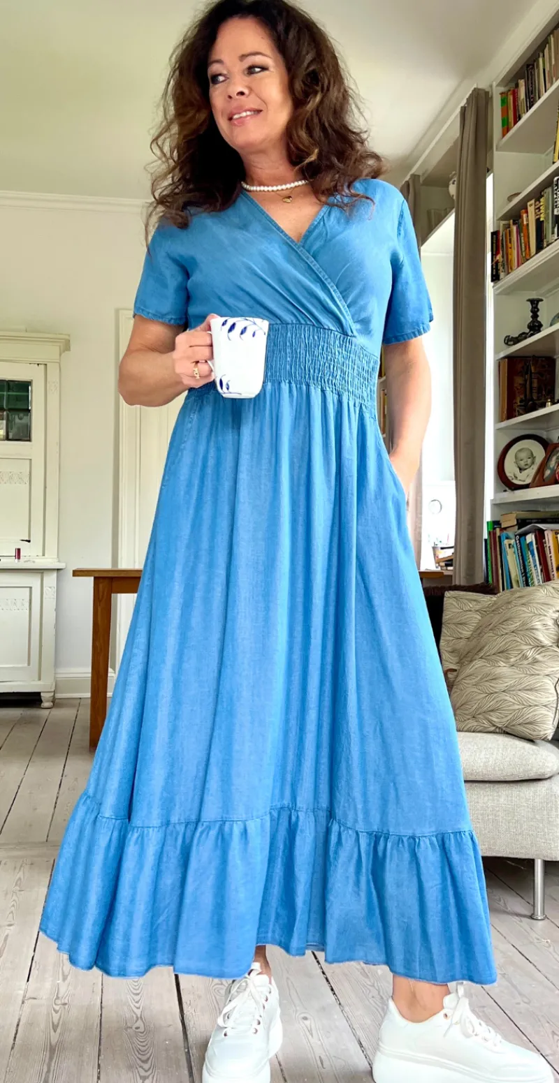 Sabi denimkjole med smock LikeLondon