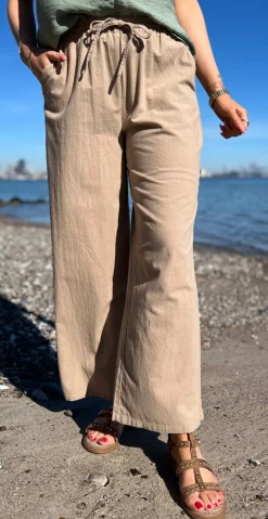 Sally buks med elastik i taljen og lommer camel Likelondon