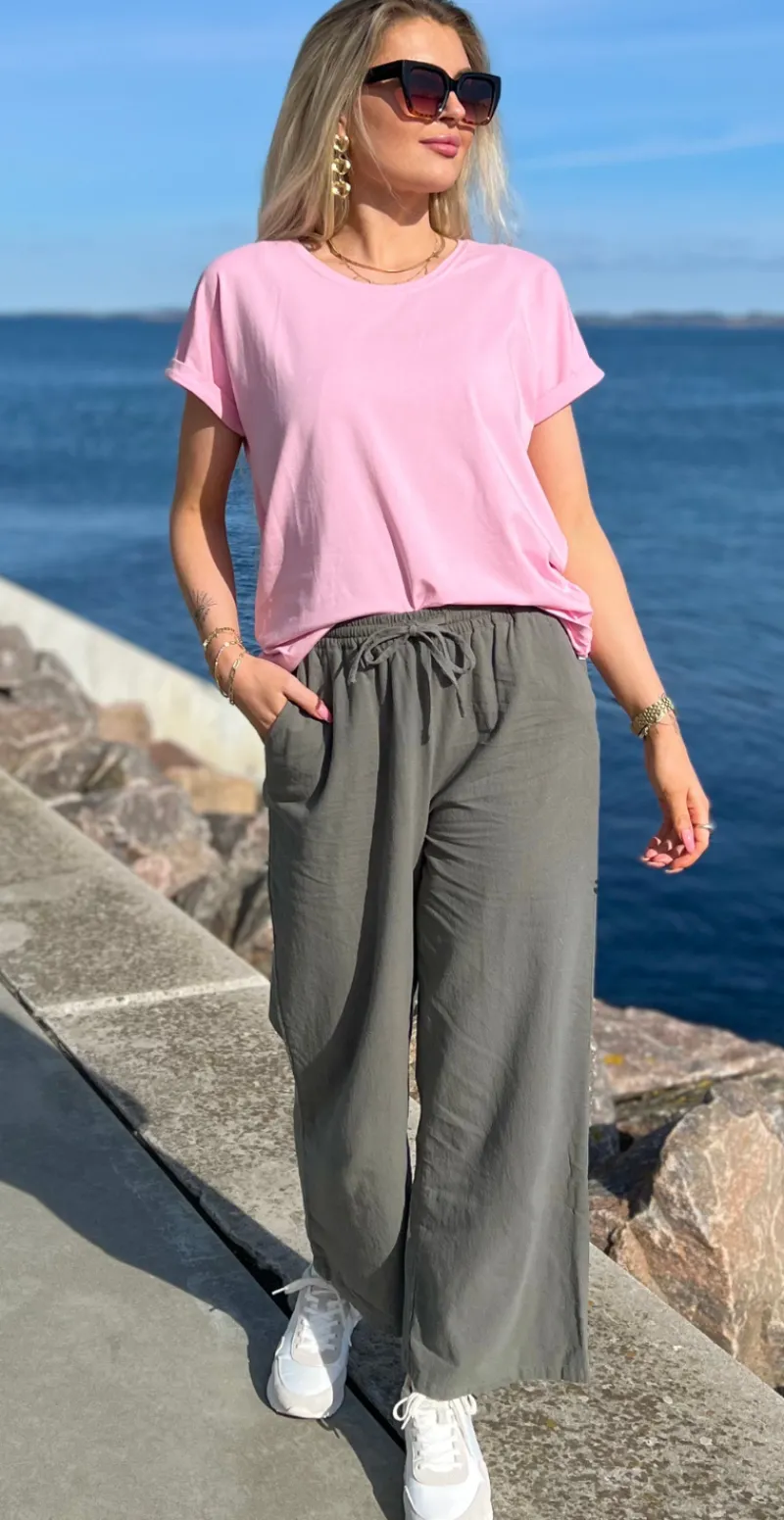 Sally buks med elastik i taljen og lommer khaki Likelondon