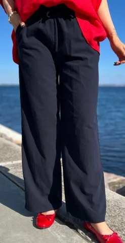Sally buks med lige ben og lommer navy Likelondon