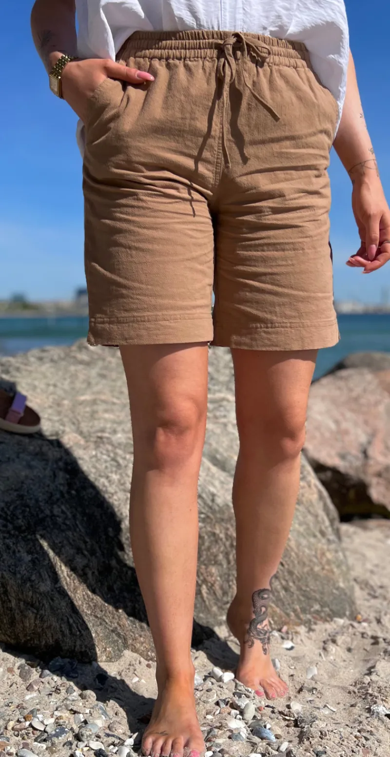 Sally shorts med elastik og lommer desert brown
