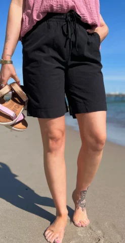 Sally shorts med elastik og lommer sort