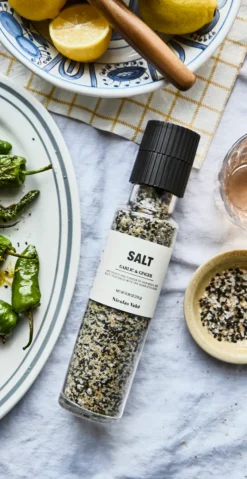 Salt med sesam, ingefær og hvidløg