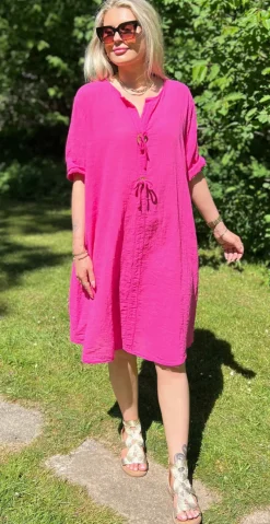 Shirley kjole med træknap og snørre fuxia LikeLondon