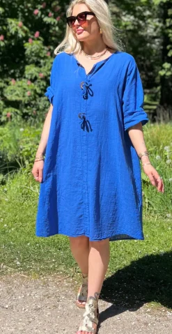 Shirley kjole med træknap og snørre royalblue LikeLondon