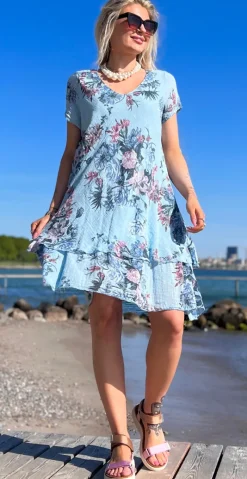 Simone kjole i 2 lag med blomsterprint lysblå LikeLondon