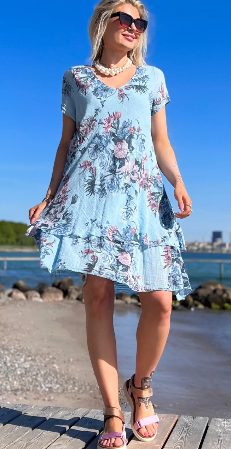 Simone kjole i 2 lag med blomsterprint lysblå LikeLondon