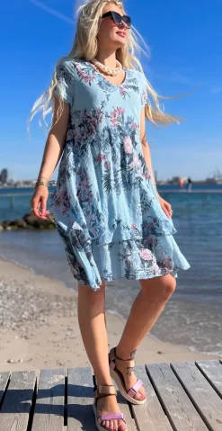 Simone kjole i 2 lag med blomsterprint lysblå LikeLondon